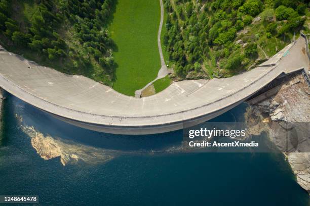 luftaufnahme der brücke auf einem großen damm in den schweizer alpen - reservoir stock-fotos und bilder