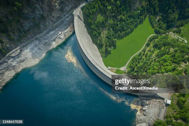 luchtmening van brug op grote dam in zwitserse alpen - hydroelectric dam stockfoto's en -beelden