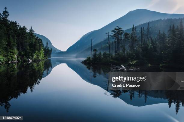 sunrise at lake colden in adirondack high peaks - adirondack state park fotografías e imágenes de stock