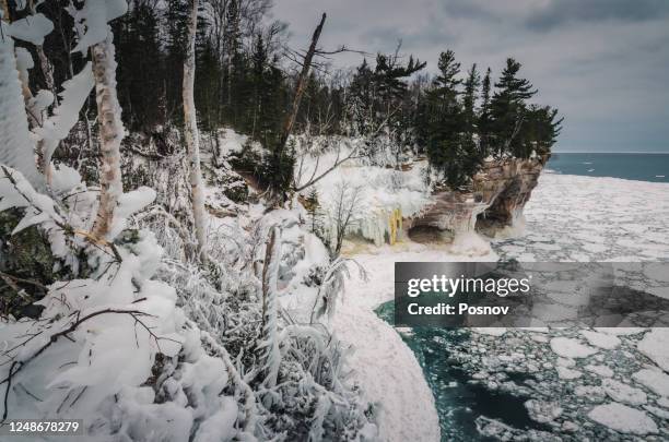 winter at pictured rocks - pictured rocks in winter stock-fotos und bilder