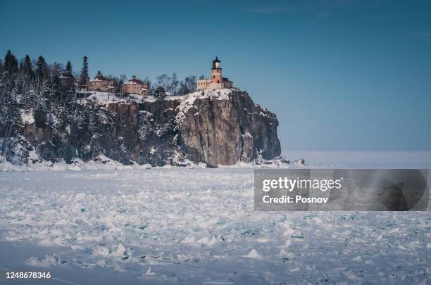 split rock lighthouse in the winter - minnesota - fotografias e filmes do acervo