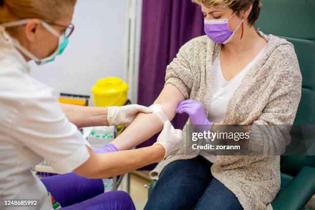 applicazione benda adesivo dopo il pres così pres così campione per l'esame del sangue - sangue foto e immagini stock