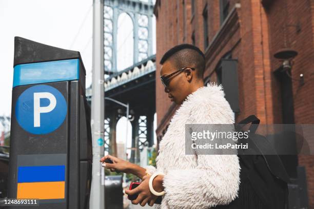 路上駐車を支払う女性 - パーキングメーター ストックフォトと画像
