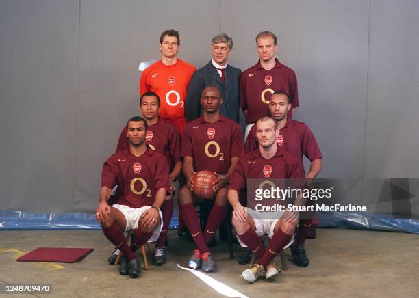 Ashley Cole, Gilberto, Jens Lehmann, Patrick Vieira, Arsene Wenger, Dennis Bergkamp, Freddie Ljungberg and Thierry Henry of Arsenal during an Arsenal...