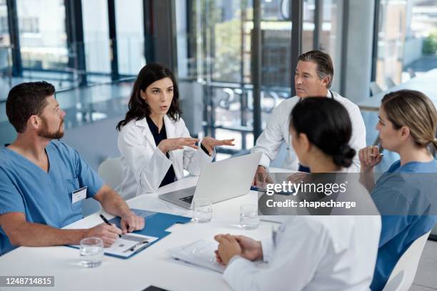 medische zaken op tafel leggen - medical conference stockfoto's en -beelden