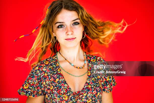 ritratto di ragazza adolescente su rosso - collana foto e immagini stock