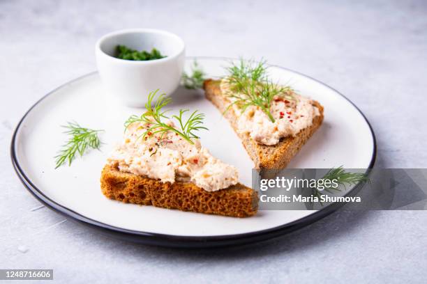 two open sandwiches with fish mousse garnished with fresh dill - terrine photos et images de collection