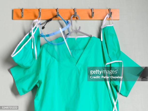 surgeon scrubs, hat and mask - operating gown fotografías e imágenes de stock