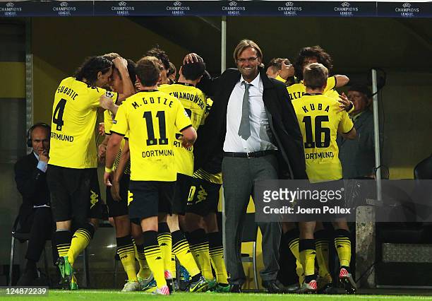 Head coach Juergen Klopp of Dortmund celebrates with his players after Ivan Perisic of Dortmund scored his team's first goal during the UEFA...