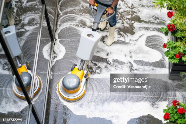 maschinenbodenwäsche - industrial cleaning stock-fotos und bilder