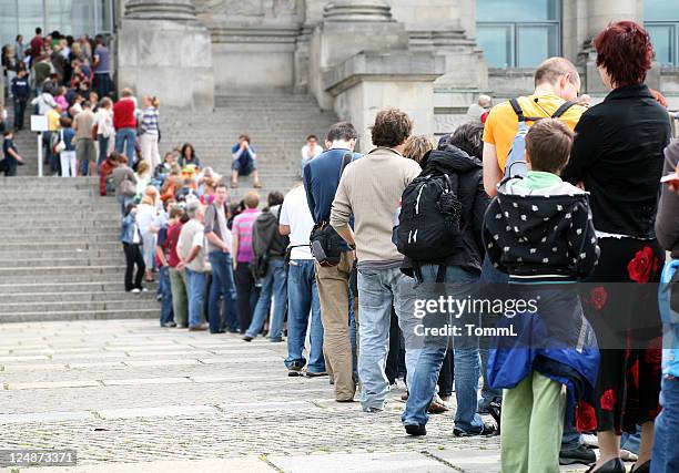 aspetta pazientemente - fare la fila foto e immagini stock