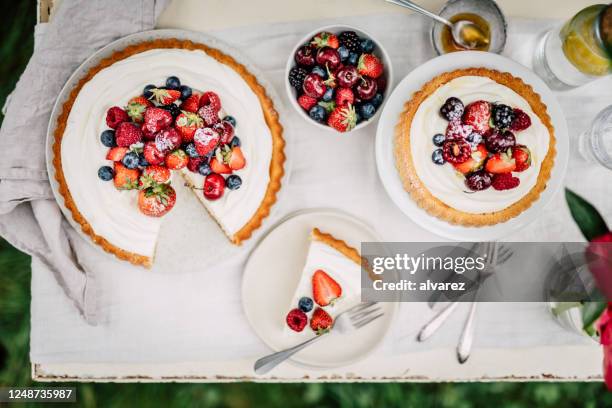 gâteau de fruit fraîchement fait maison sur la table - cake table photos et images de collection