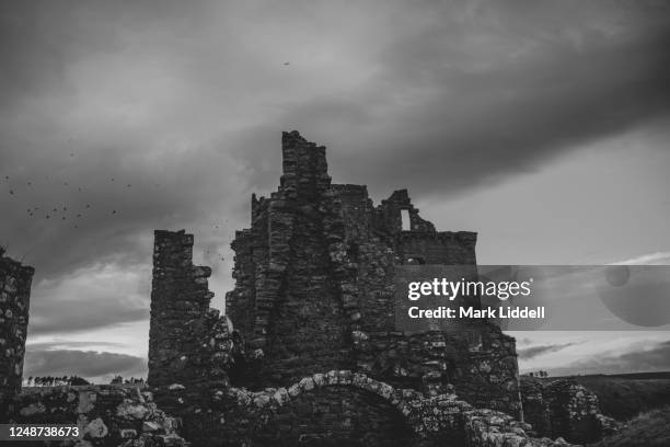 dramatic ruins at dunnottar castle, scotland - grampian scotland photos et images de collection