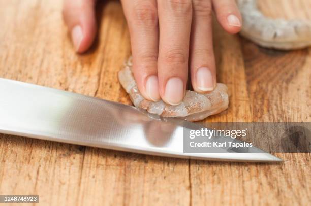 a young person is preparing to cook prawn - gamba marisco - fotografias e filmes do acervo