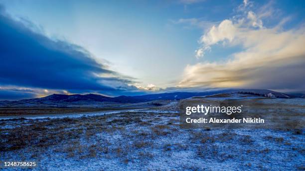 steppe in khakassia shortly before the snowstorm. khakassia, russia - cirrocúmulo fotografías e imágenes de stock