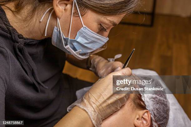 im schönheitssalon - permanent make up stock-fotos und bilder