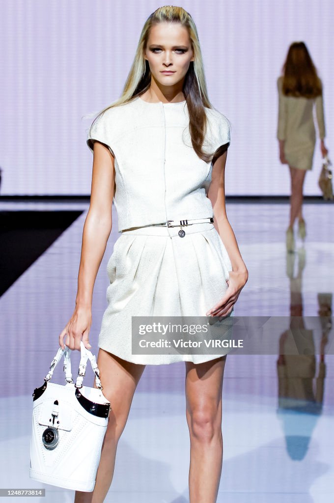 Carmen Kass walks the runway during the Versace Ready to Wear News Photo  - Getty Images