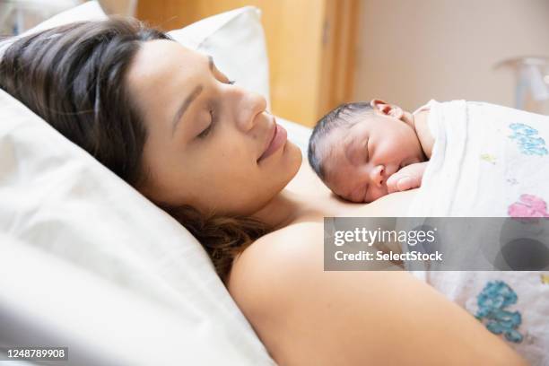 new born baby at hospital with mother - latin american and hispanic ethnicity newborn stock pictures, royalty-free photos & images