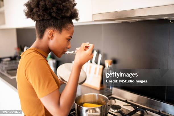 giovane donna che fa un pranzo - soup home foto e immagini stock