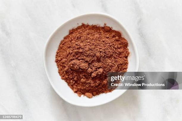 cocoa powder in bowl - kakaopulver stock-fotos und bilder
