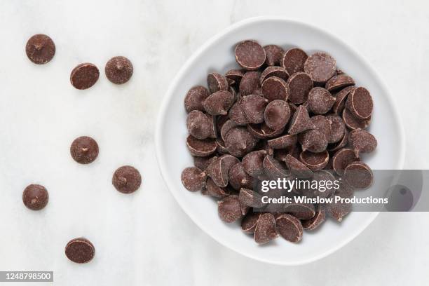 chocolate chips in bowl - chocolate chip stock-fotos und bilder