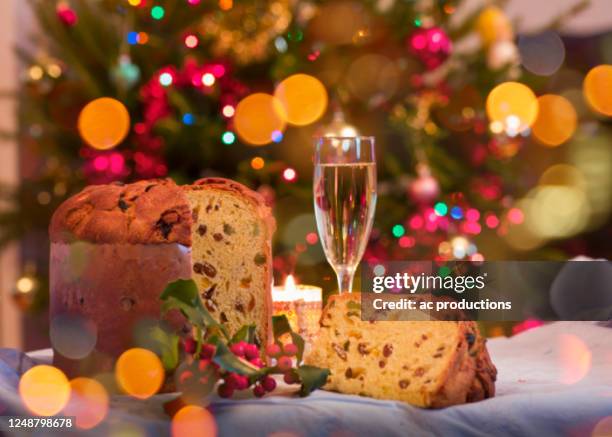 panettone and glass of white wine on christmas table - panettone - fotografias e filmes do acervo