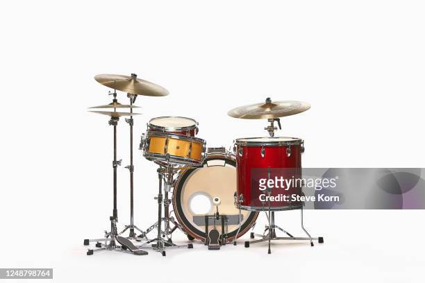 drum set against white - instrumentos de percusión fotografías e imágenes de stock