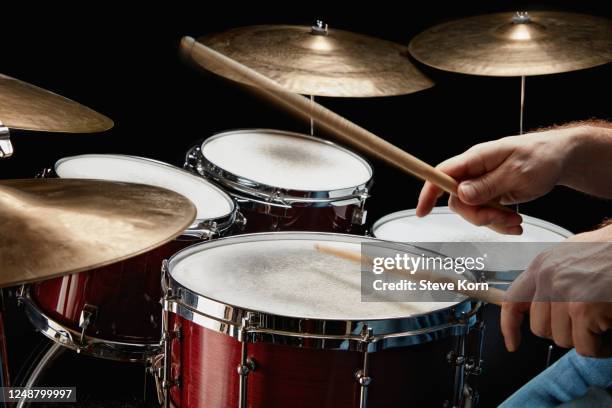 drummer hands above drum set - batteur photos et images de collection