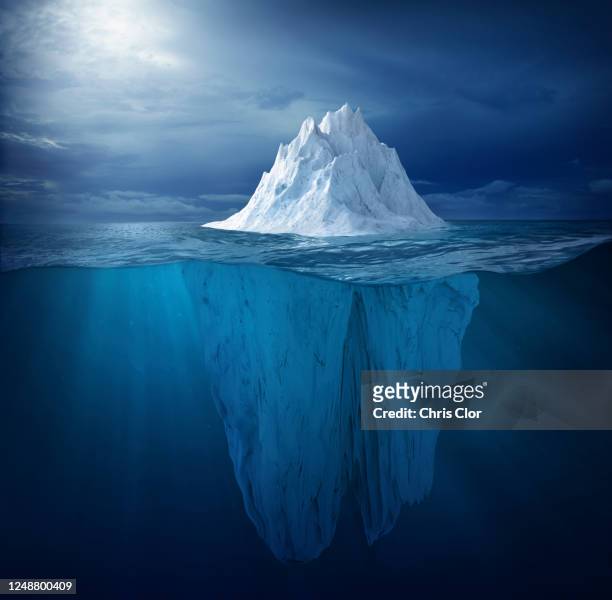 iceberg in ocean - iceberg stockfoto's en -beelden