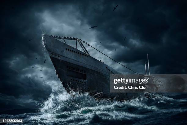 submarine in stormy sea - submarino veículo aquático imagens e fotografias de stock