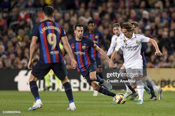 Barcelona's Spanish midfielder Sergio Busquets vies with Real Madrid's midfielder Modric during the Spanish League football Match between FC...