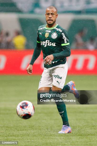 Mayke of Palmeiras runs with the ball during a match between Palmeiras and Ituano as part of Semi-finals of Campeonato Paulista at Allianz Parque on...