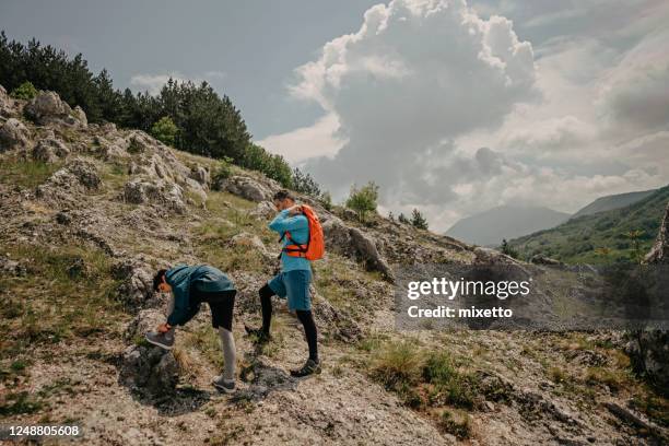 langlauf auf felsigem berg - cross road children stock-fotos und bilder