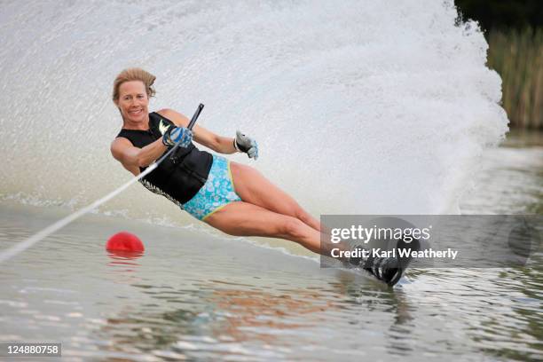 woman waterskiing - waterskiing stock pictures, royalty-free photos & images