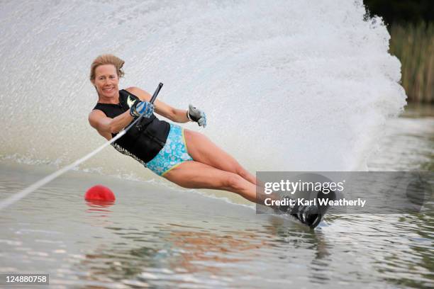 woman waterskiing - waterskiing - fotografias e filmes do acervo