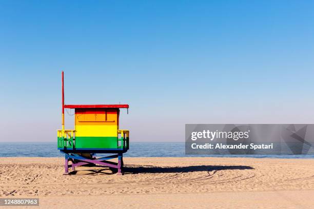 lifeguard tower colored in rainbow in venice beach, los angeles, usa - venice beach photos et images de collection