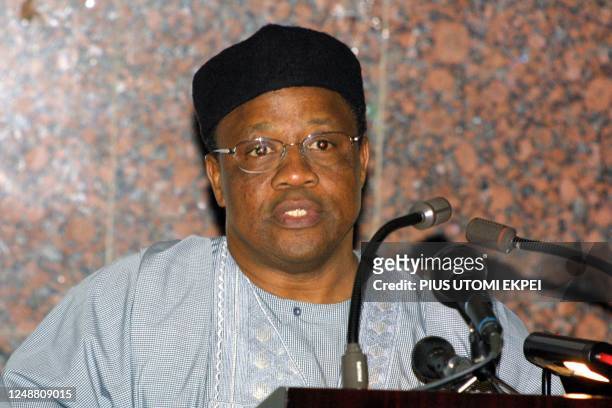 Former military dictator Ibrahim Babangida welcomes former United States President Bill Clinton to a lecture on "Democratisation and Economic...