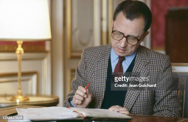 Jacques Delors dans son bureau au Ministère des Finances, rue de Rivoli, Paris