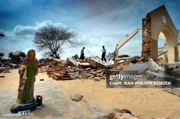 Sri Lankan residents look for religious icons in the rubble of a church, 11 January 2005 in Mullaitivu, in the rebel Liberation Tigers of Tamil Eelam...