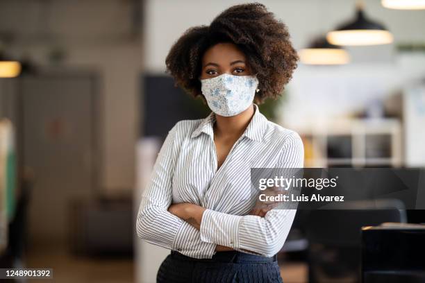 african american businesswoman back to work after covid-19 lockdown - pandemic reopening stock pictures, royalty-free photos & images