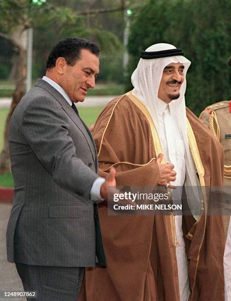 King Fahd bin Abdul Aziz of Saudi Arabia smiles as Egyptian President Hosni Mubarak welcomes him 27 March 1989 in Cairo at the start of a four-day...