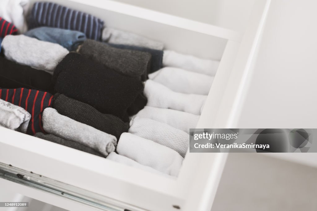 Socken Aufbewahrung Idee in einem kleinen Kleiderschrank oder Kommode. Garderobe Raum Organisation. Kleidung Vertikale Lagerung