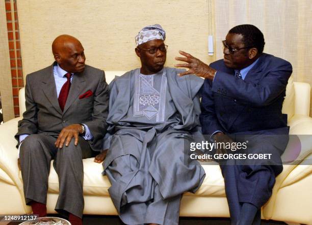 Presidents from Senegal, Abdoulaye Wade, Nigeria, Olusegun Obasanjo, and Togo, Gnassingbe Eyadema, discuss at Kara airport, northern Togo, before...