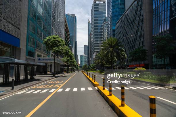 ayala avenue empty bus lane and bus stop during covid-19 pandemic - makati stock pictures, royalty-free photos & images