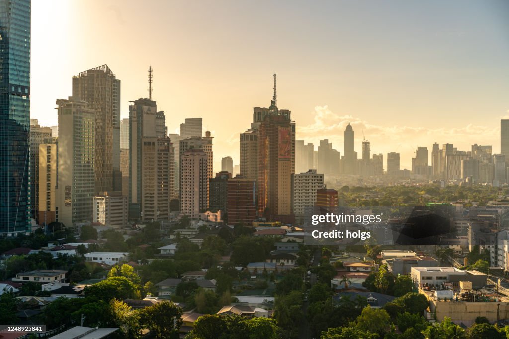 En vy över några bostadsrätter och hotell tillsammans med exklusiva hus i Makati City, Filippinerna