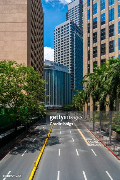 paseo de roxas - eine der belebtesten straße an normalen tagen und inselleben, eines der ältesten gebäude in makati city, metro manila. die straße während der sperrung. - makati stock-fotos und bilder