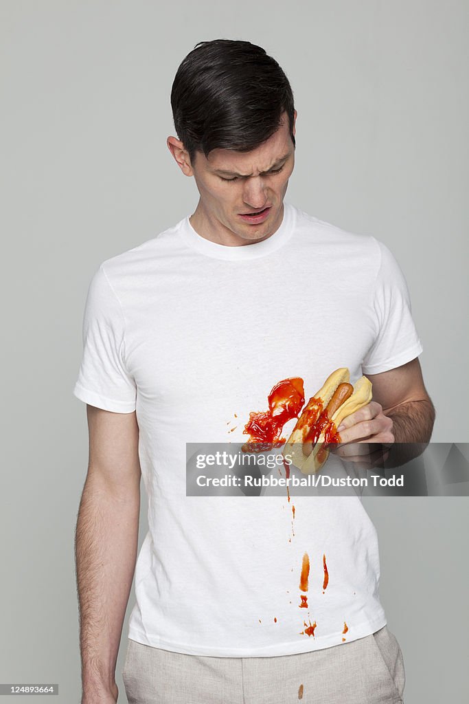 Giovane uomo indossando t-shirt colorate con hot-dog