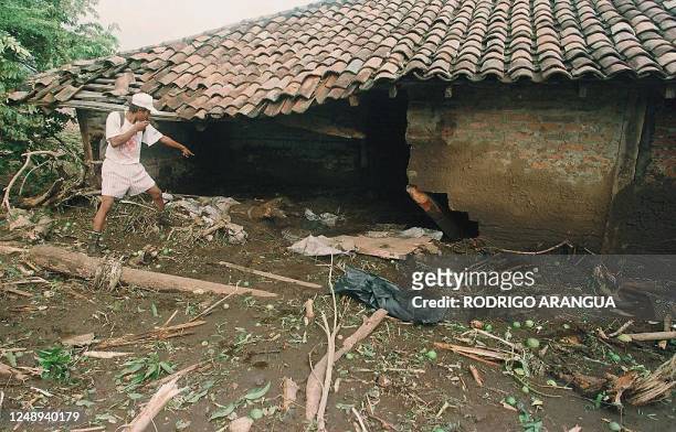 Red Cross volunteer looks through a damaged house for survivors in Nicaragua.Un miembro de la Cruz Roja observa una casa que fue arrasada por un alud...