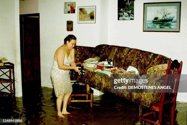 Fuertes lluvias causan inundaciones en el centro de capital panamena. 07 de noviembre ciudad Panama.Lucia Tomson limpia los escombros dejados por las...