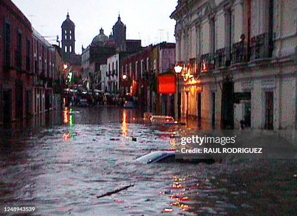 Aspecto de la calle 5 de Mayo de la ciudad de Puebla, Mexico, que qued anegada por las aguas luego de una fuerte tromba que azot la ciudad 29 de...